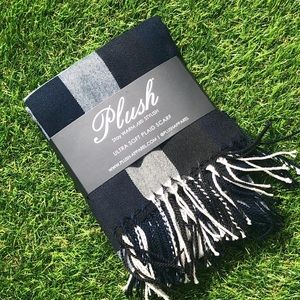PLUSH scarf